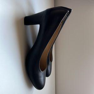 Geox Women's formal-looking pump set on a comfortable high heel size 36